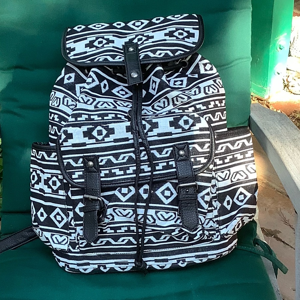 Hike,Beach,Books Black and White w Blk Trim. - Picture 12 of 12
